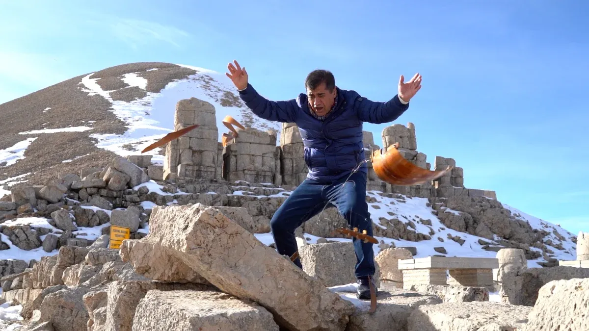 Protestocu türkücü ‘yanlış taşa çarptı’: Tarihi esere zarar vermekten soruşturulacak