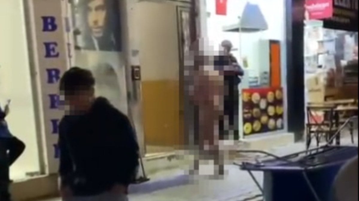 Çırılçıplak dolaşan Rus turist apar topar gözaltına alındı