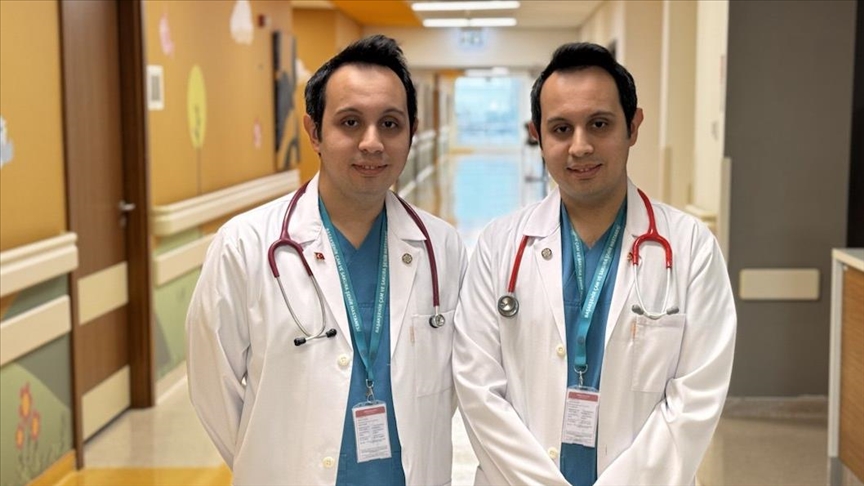 İkiz doktorlar: Anne karnında başlayan yolculuk mesai arkadaşlığına dönüştü