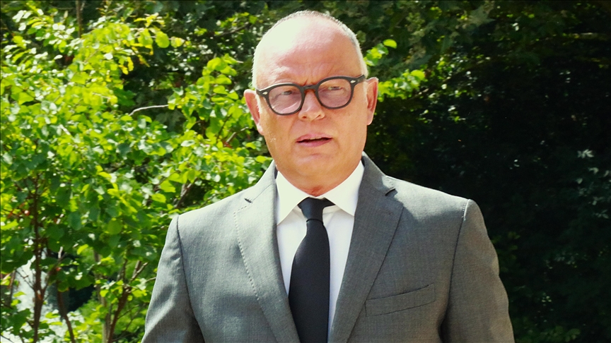 Eski Fransa başbakanı ‘sömürgeleştirme suç değildir’ dedi, şimdi kaçacak yer arıyor