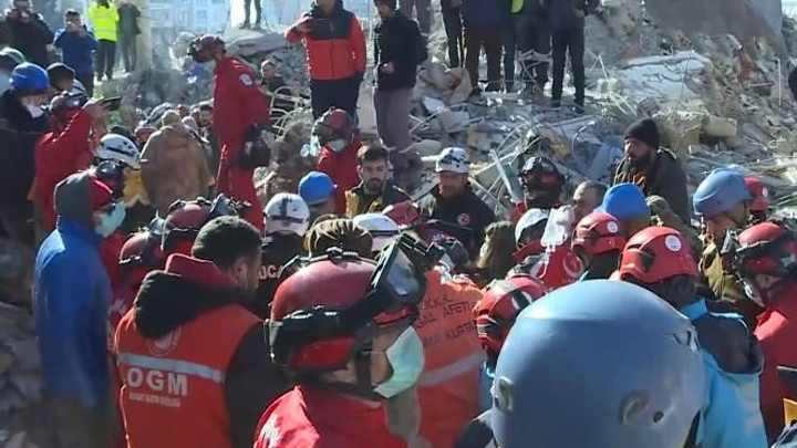 Deprem firarisi müteahhitlerin yakalama kararı 10’ar milyon TL teminatla kaldırılacak