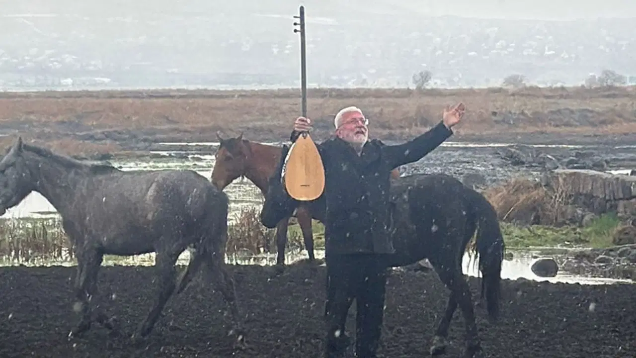 Klip çekerken Onur Akın’a yılkı atları çarptı, ölümden döndü: ‘Az kalsın nalları dikiyordum’