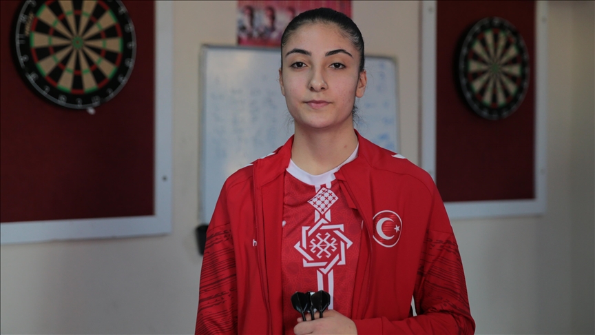 Hayali okçu olmaktı, 15 yaşında dünya dart şampiyonu oldu