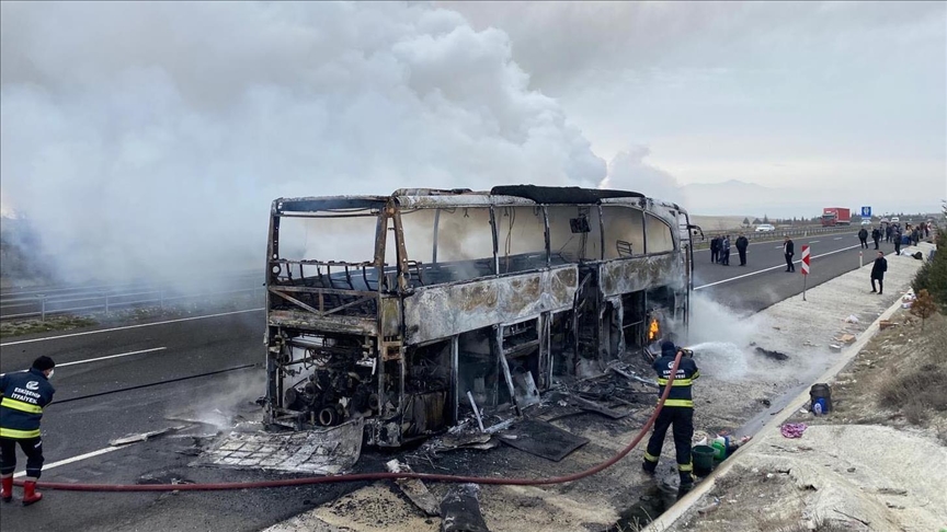 Yangın yolcu otobüsünü kullanılamaz hale getirdi