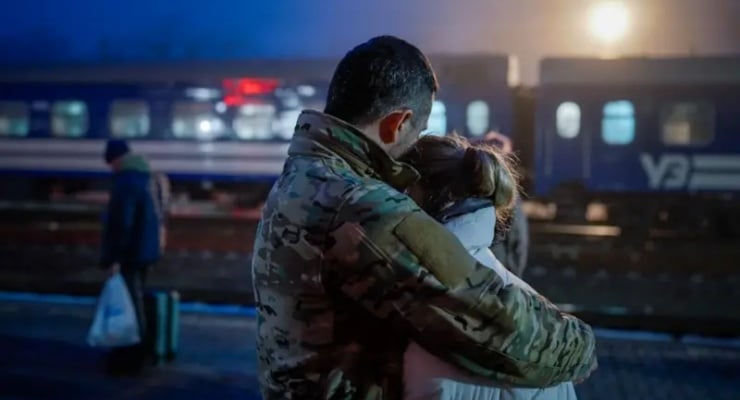 Ukrayna’da ‘aşk treni’: Kadınlar cephedeki eşlerini görmeye gidiyor