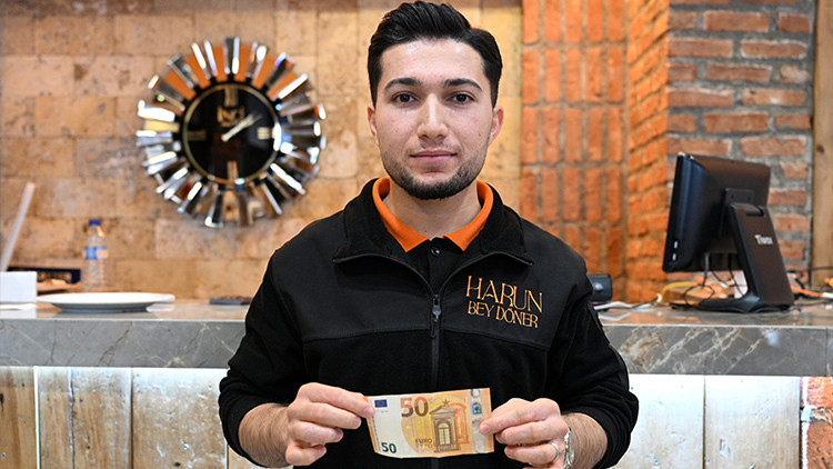 50 avro bahşiş verdi, ertesi gün 45’ini geri istedi: 50 lira verdiğimi sandım