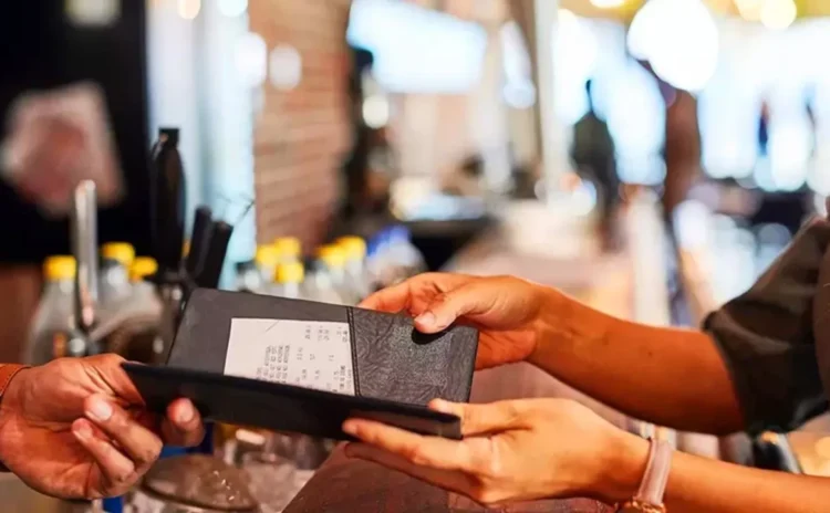 Önemsiz sandığımız büyük mesele: Peki garsonlara bahşiş nasıl verilecek?