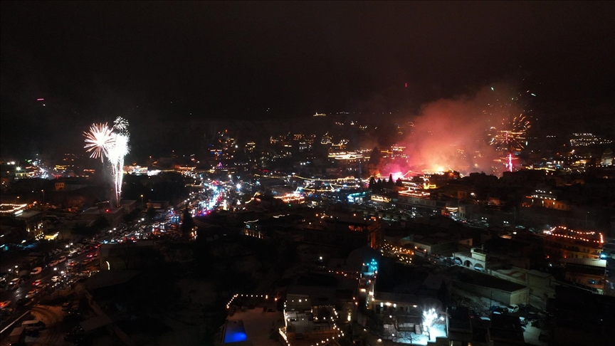 Herkese huzurlu, mutlu, sağlıklı, dün akşamki gibi neşeli bir yeni yıl