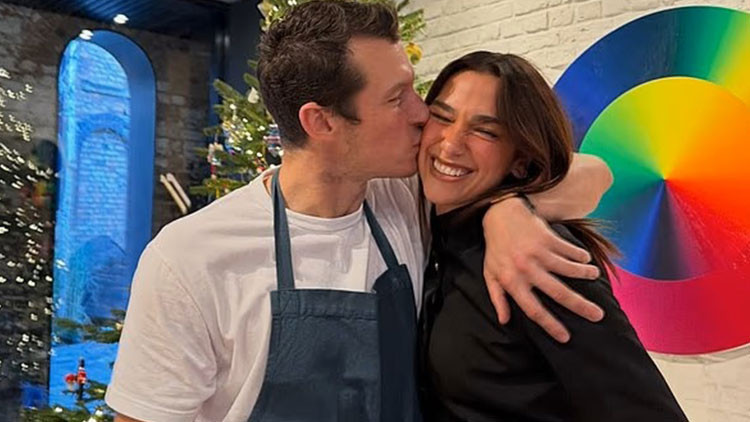 Dua Lipa hem işte kazandı hem de aşkta