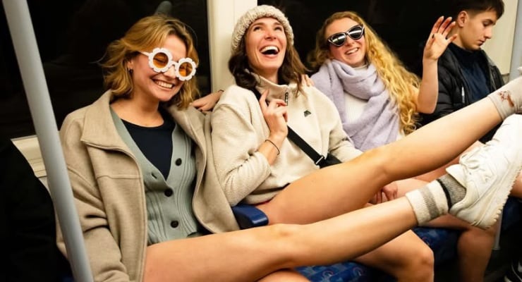 ‘Pantolonsuz metro’ için çağrılar başladı