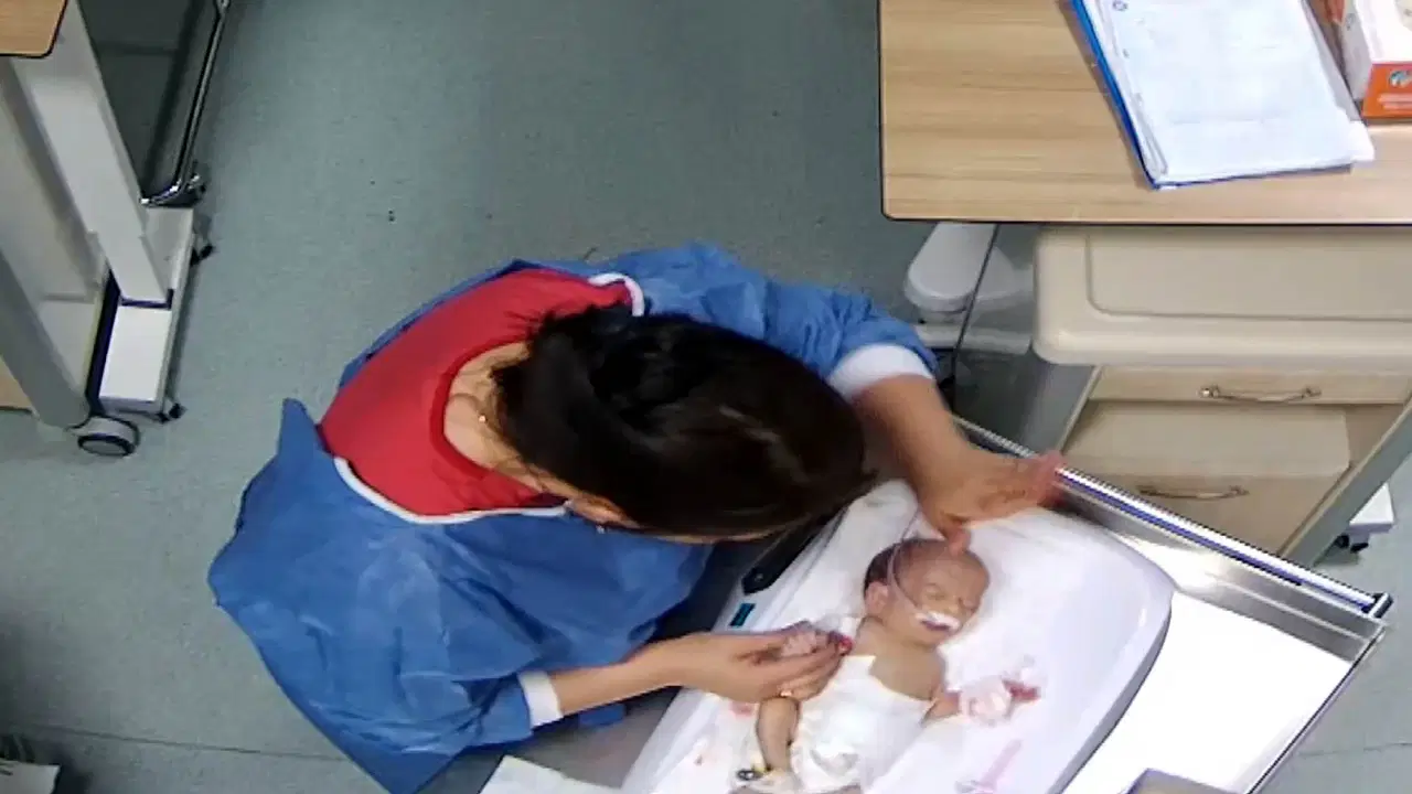 Yıllar sonra ortaya çıktı: Hemşire beş günlük bebeği dövüp sakatlamış