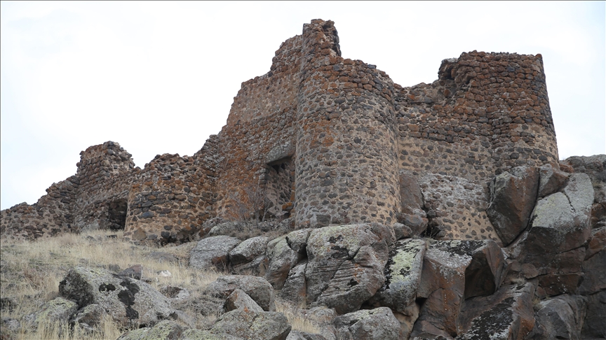 Kaya kütlesine kurulu: 1000 yıllık Murtaza Kalesi zamana direniyor