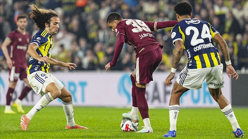 Fenerbahçe evinde puan kaybetti, zirveden yine uzaklaştı