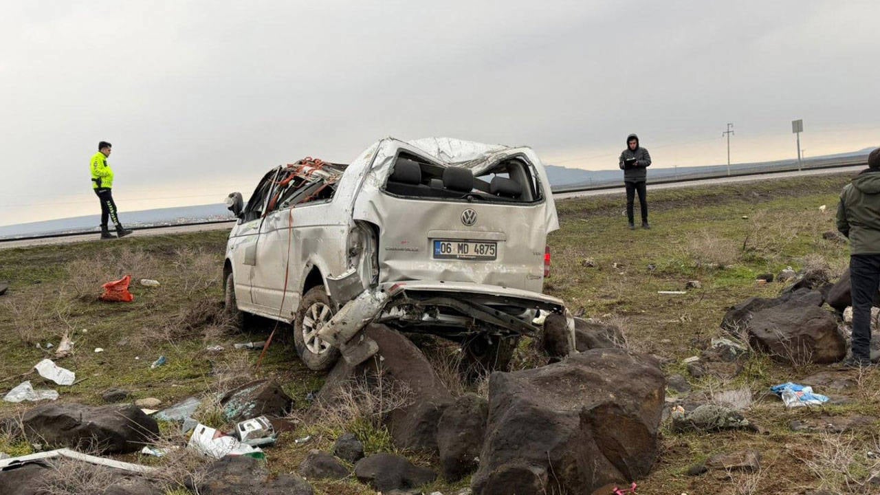 Minibüs takla attı: İki ölü, altı yaralı