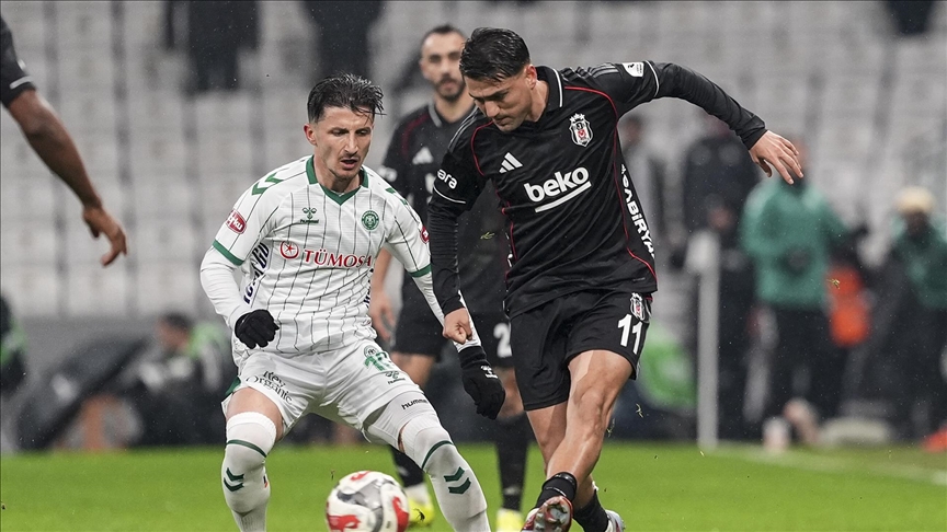 Beşiktaş protesto yağmuru altında kazandı