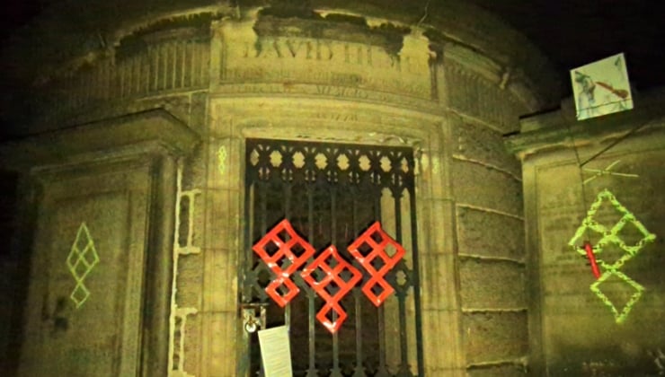 Ünlü İskoç filozofun mezarına ‘satanist’ saldırı