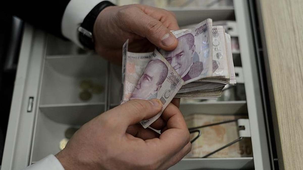 Bankada 1 milyon lirası olan 1.5 emekli maaşı alıyor