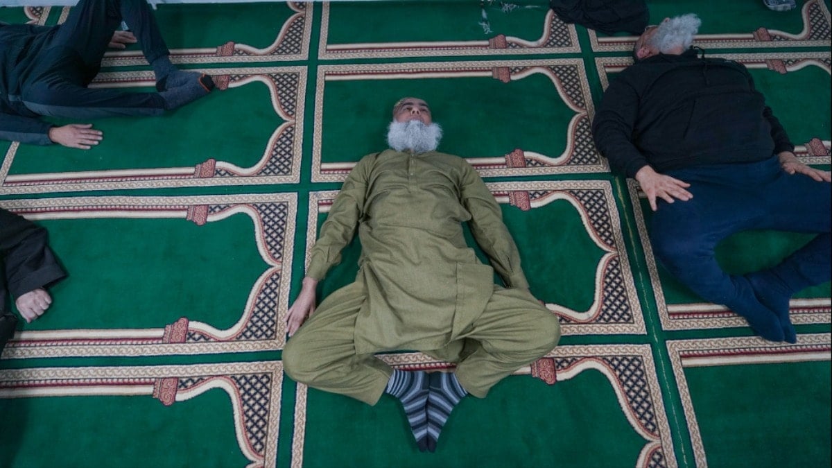 İngiltere’de camide namaz sonrası pilates dersi: Yaşlı erkekler pek sevdi