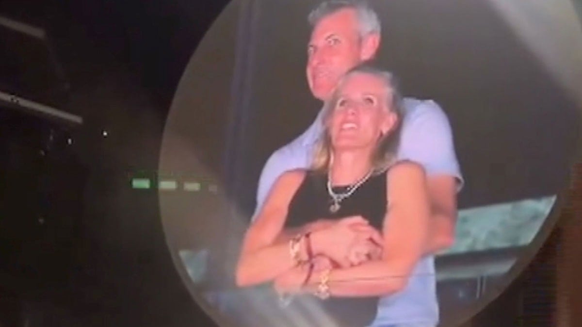 Konserde deşifre olan ‘yasak aşk’ın hikayesiyle para kazanıyor