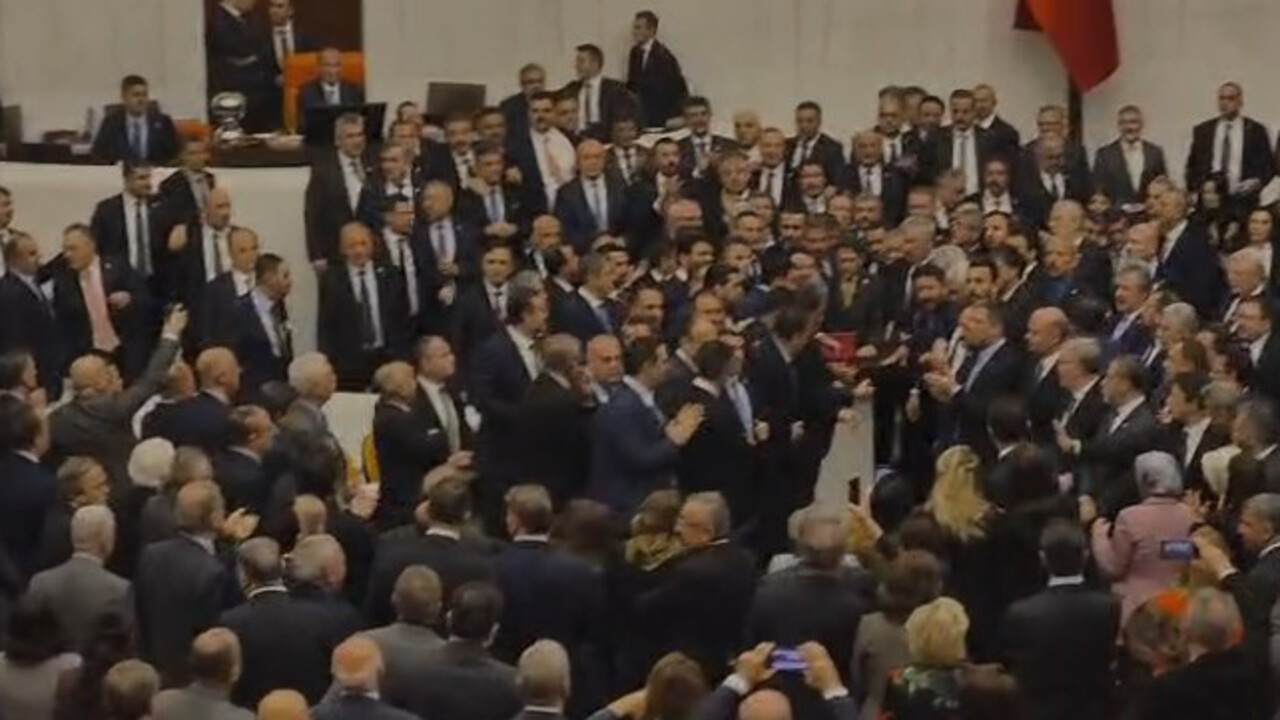 Meclis’te yemin töreninde kavga