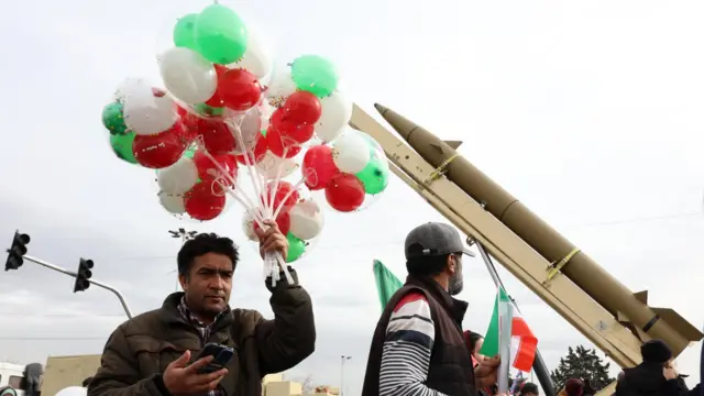 BBC Tahran’da: ‘Devrim mitingleri isyanın gölgesindeydi’