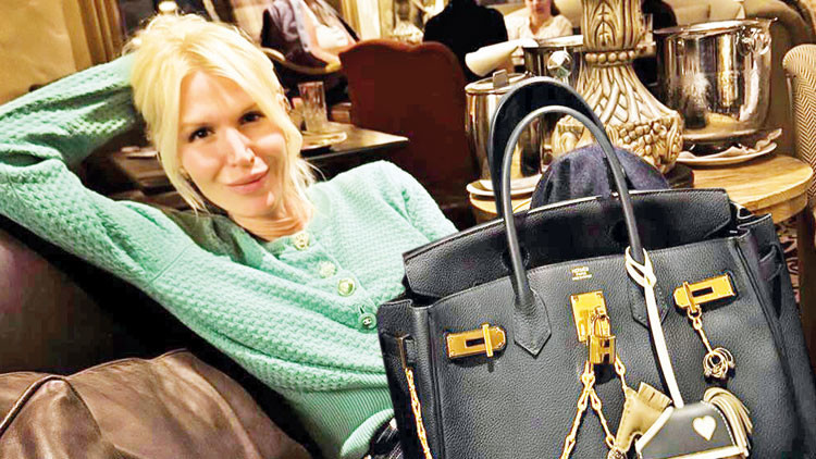 Derin Mermerci aylarca bekledi, 1 milyona Birkin Bag’ine kavuştu