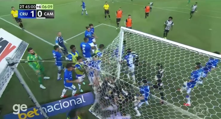 Tarihi maç: 23 oyuncuya kırmızı kart