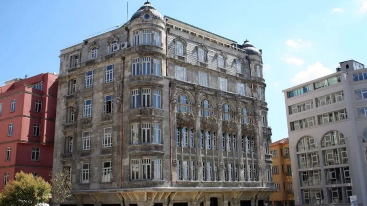 Semtin en süslüsü: Tarihi apartmanı rekor fiyata satıldı