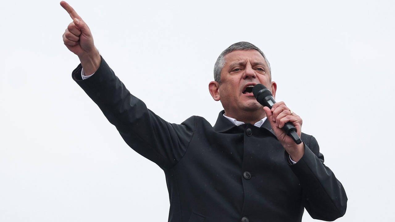 Özgür Özel Kuşadası’nda konuştu: ‘Çıkar Özlem’i karşımıza, kararı Aydın versin’