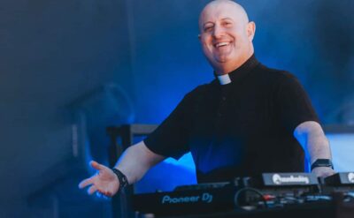 ‘DJ Priest’ sahnede: Papa Francis elektronik müzikle anıldı