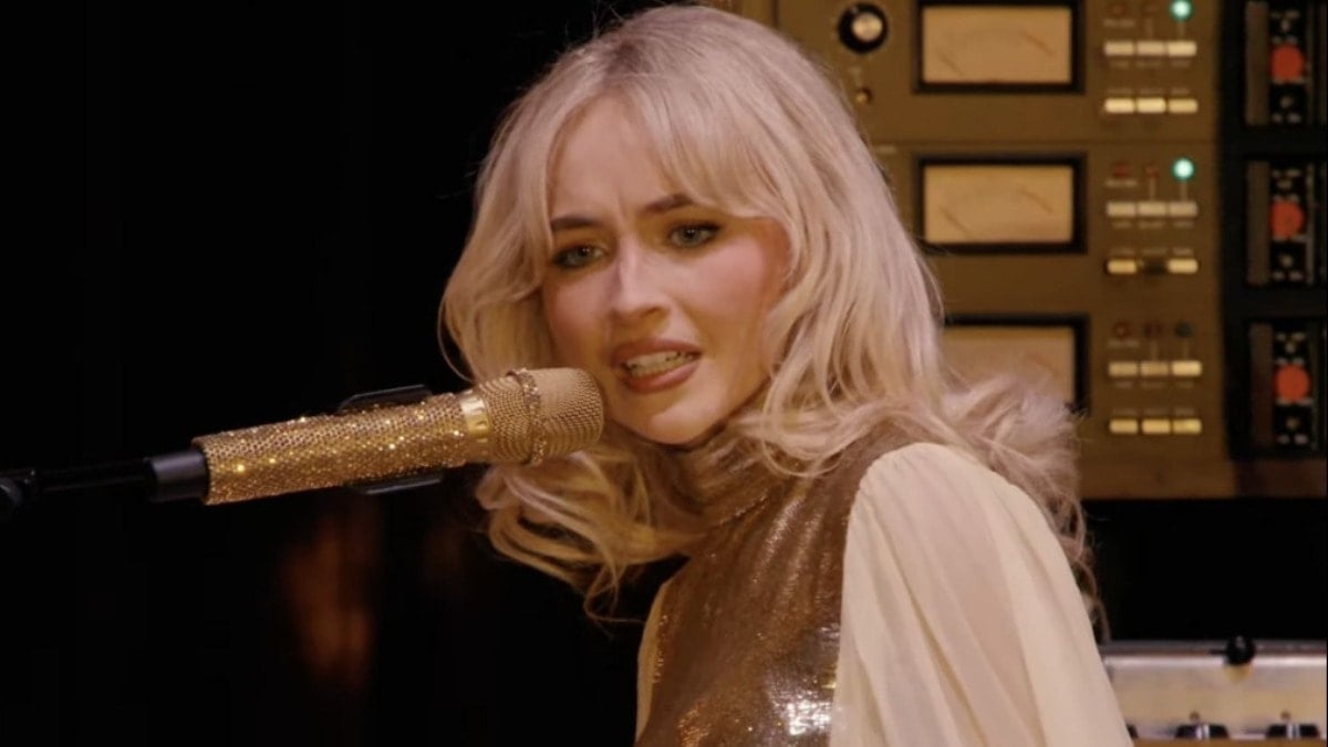 Dinleyici ‘zılgıt’ çekti, şarkıcı piyanoyu bıraktı