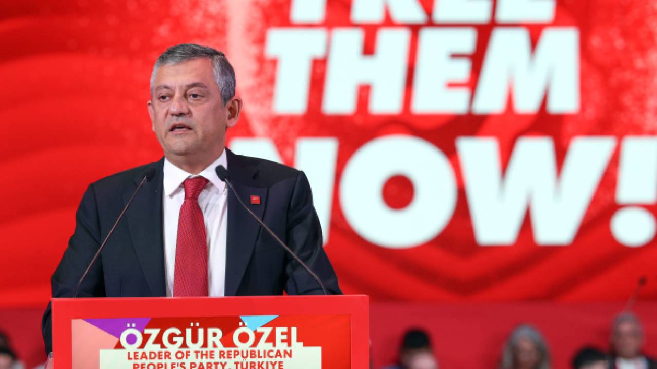 Özgür Özel dünya sosyalistlerine anlattı: Bir yılı aşkın süredir milyonlarla birlikte meydanlarda mücadele veriyoruz