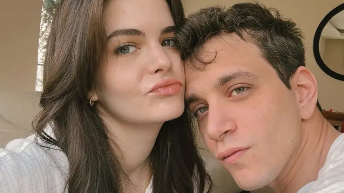 Yüzüksüz kare ve şarkı seçimi iddiaları alevlendirdi