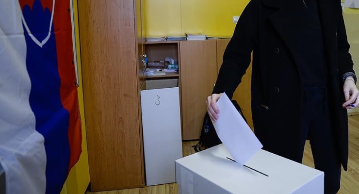 Siyasilere ömür boyu maaş referanduma gidiyor