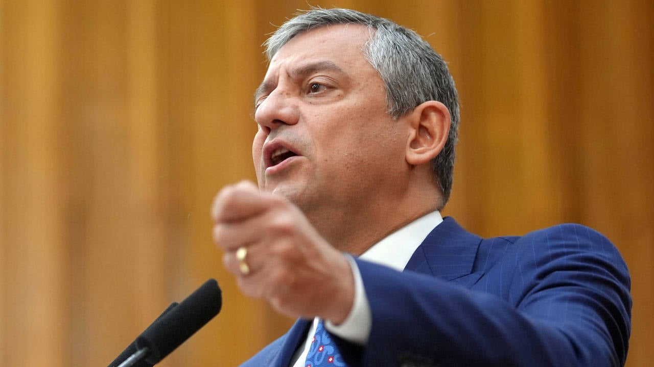 Özgür Özel seçim için el yükseltti:  55 milletvekilinin istifasını getirmeyen namerttir