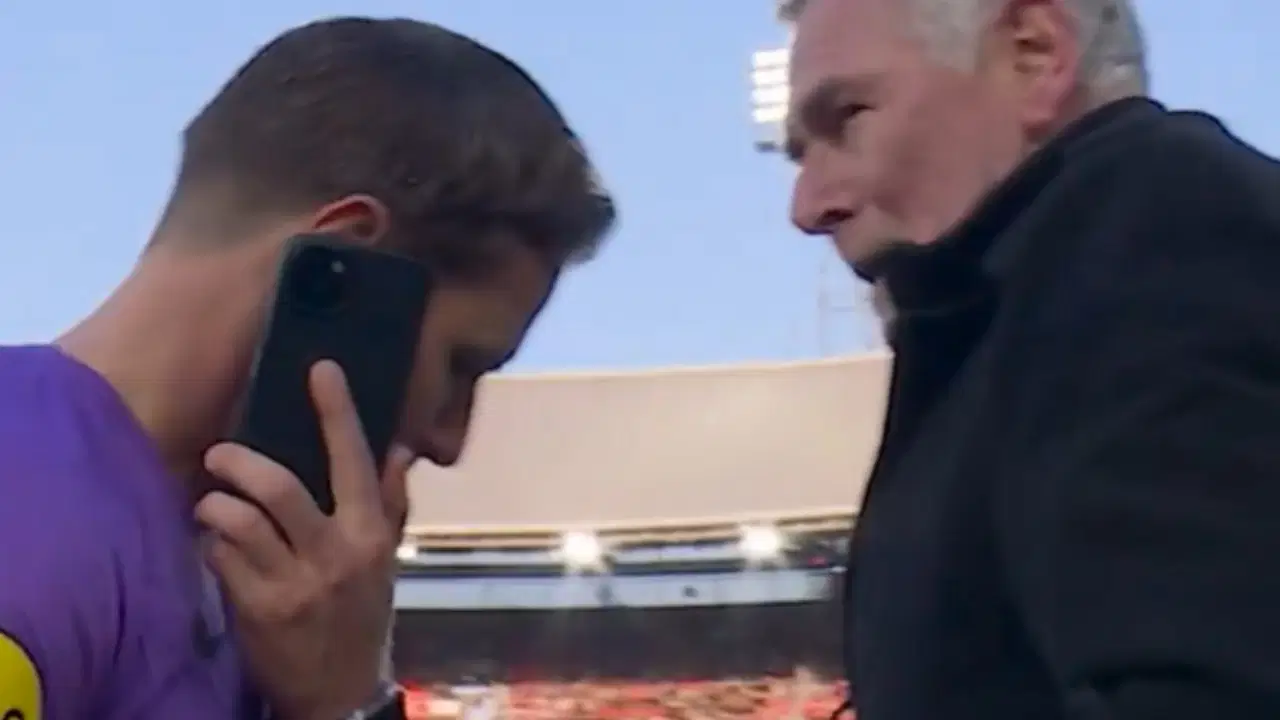 Hakem maçı durdurdu, telefonla konuştu