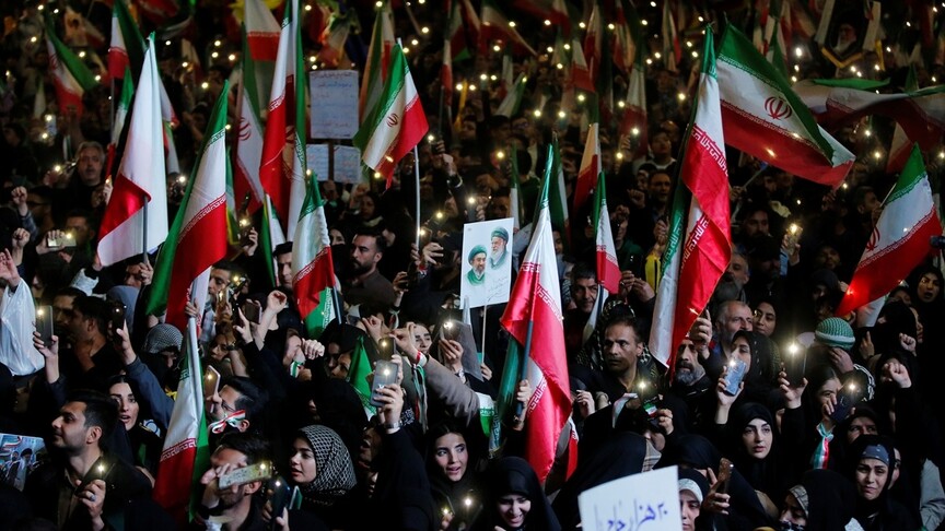 Tahran’da balistik füzeler eşliğinde protesto mitingi
